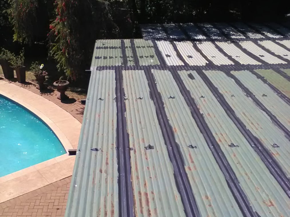 roof_repair_rubberroofs_before_green_pool
